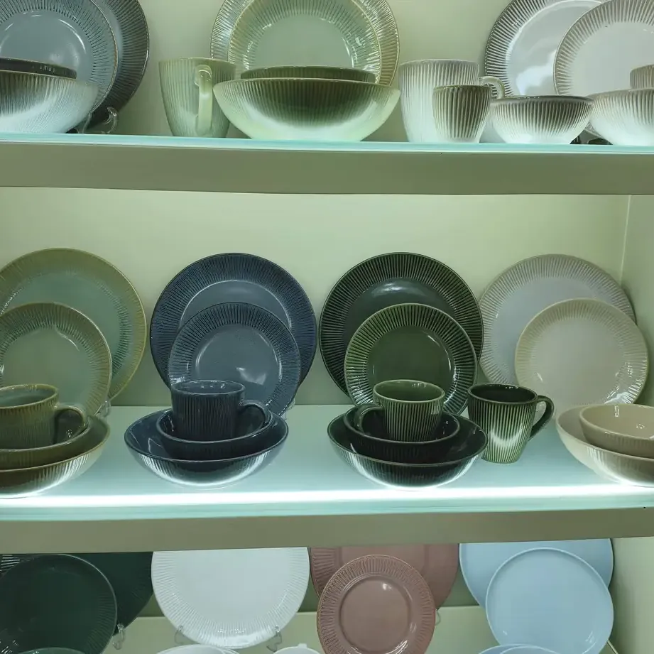 Dinner Sets for 8 - Wholesale 16-Piece Stoneware Dinnerware