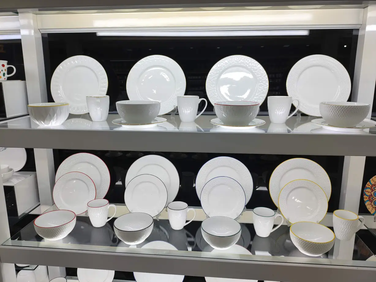 Magnesium-strengthened porcelain dinnerware showcase